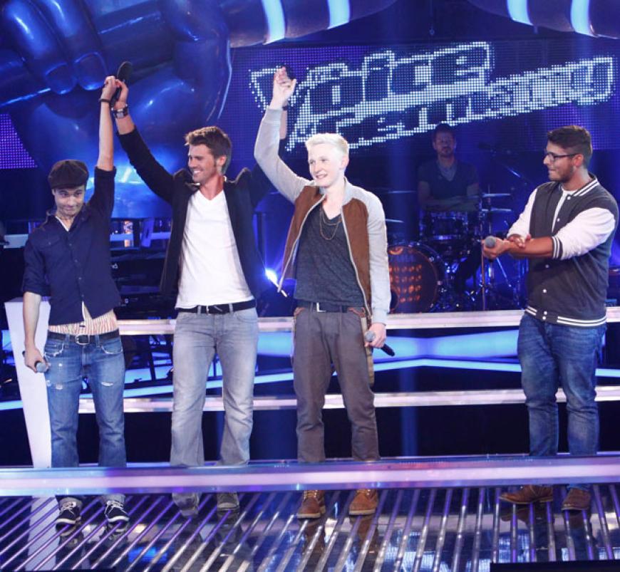 Im Singer-/Songwriter-Battle setzen sich Léon Rudolf (20, l.) und Peer Richter (18, M.) gegen Rasmus Hoffmeister (22, r.) durch. Coach Max ist so gerührt, dass er Tränen in den Augen hat
