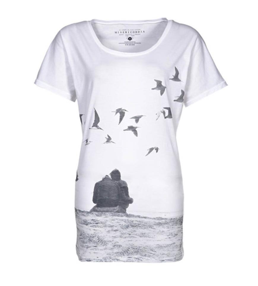 Möwen, Meer und ein verliebtes Pärchen - mehr fotorealistische Romantik geht nicht! T-Shirt von Misericordia über zalando.de, ca. 55 Euro
