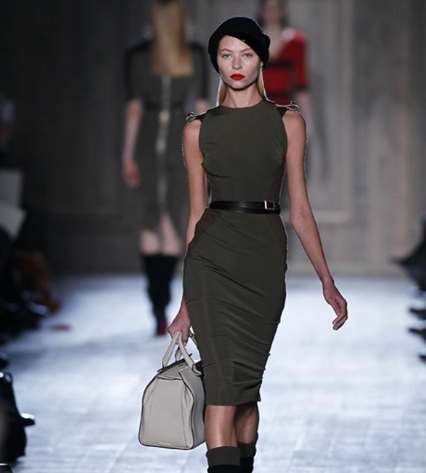 Auf dem Runway bei Designerin Victoria Beckham sah man streng dreinblickende Models in hautengen Uniform-Kleidern. Sehr sexy!