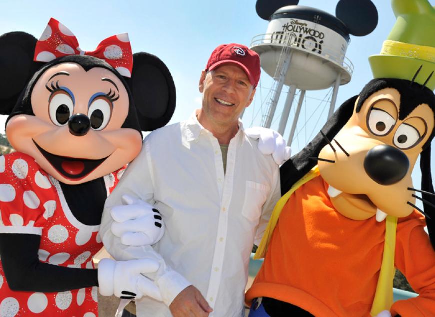 Bruce Willis mit Minnie Mouse und Goofy