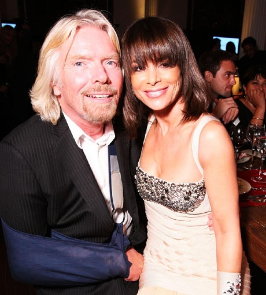 Sir Richard Branson posiert mit Sängerin Paula Abdul