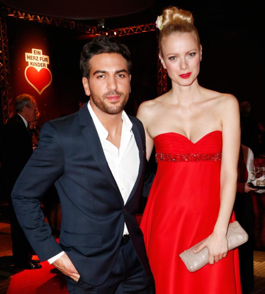 Elias M'barek posiert mit Model Franziska Knuppe