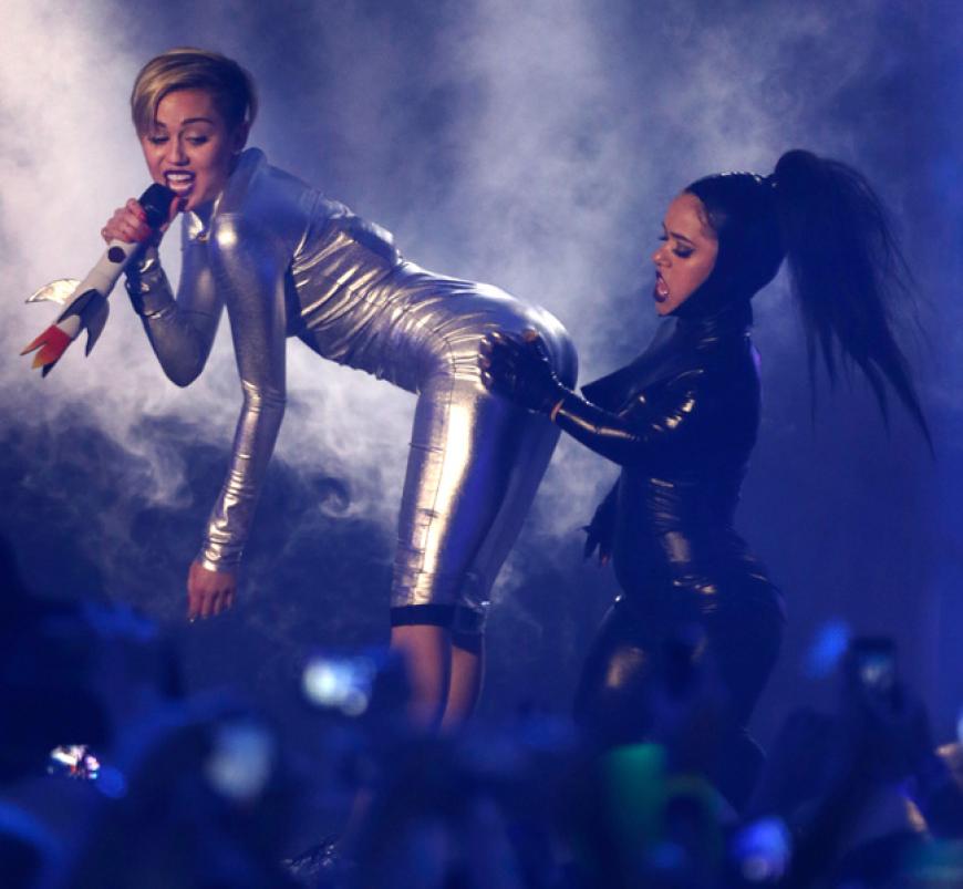 Miley Cyrus kann es nicht lassen - bei ihrem ersten Auftritt twerkte mit ihrer Tänzerin