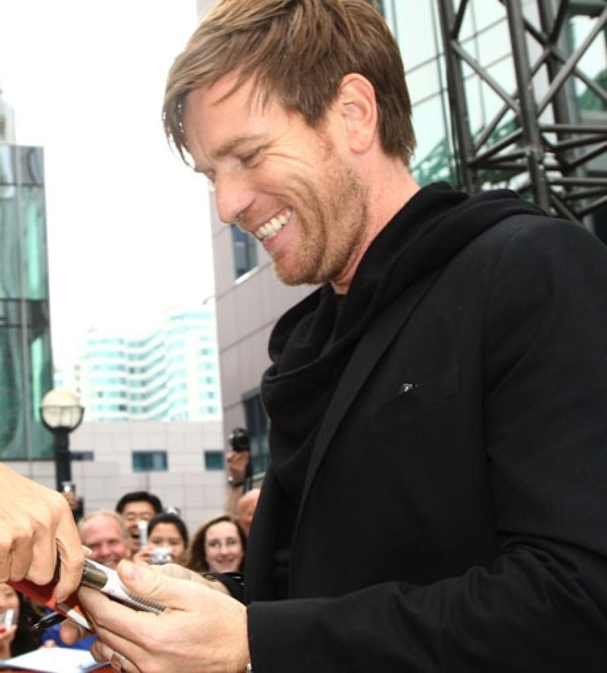 Ewan McGregor gibt den wartenden Fans fleißig Autogramme. Er spielt in seinem neuen Film an der Seite von George Clooney