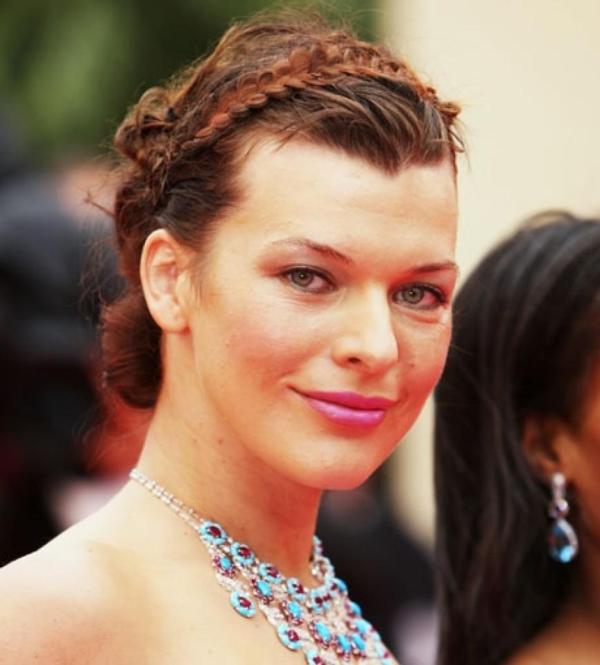 Milla Jovovich mit geflochtenem Haarreif