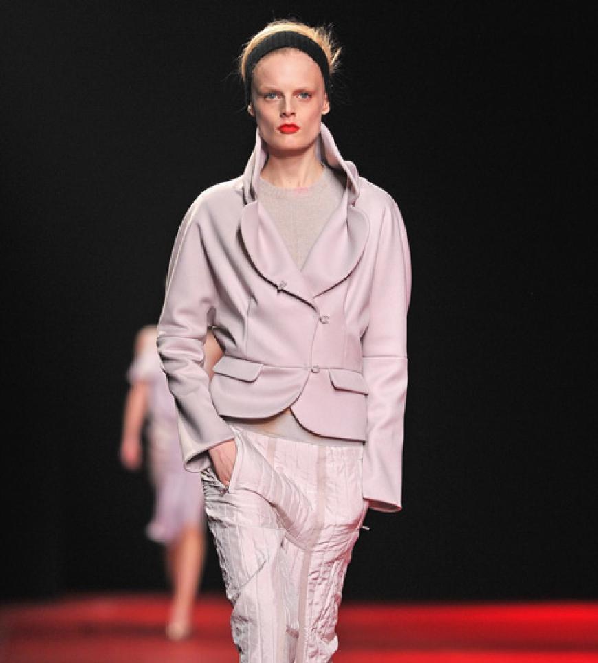 Rosa erstahlt in diesem Fashion-Herbst in zartem Pastel bis hin zu leuchtendem Magenta. Gesichtet wurden auf den Laufstegen von Paris, Mailand und New York coole Boyfriend-Mäntel und Business Hosen. Designerin Nina Ricci setzt auf Rosa für Blazer und Hose. Rosa ist jetzt weniger süß und dafür besonders cool und sophisticated! We like!