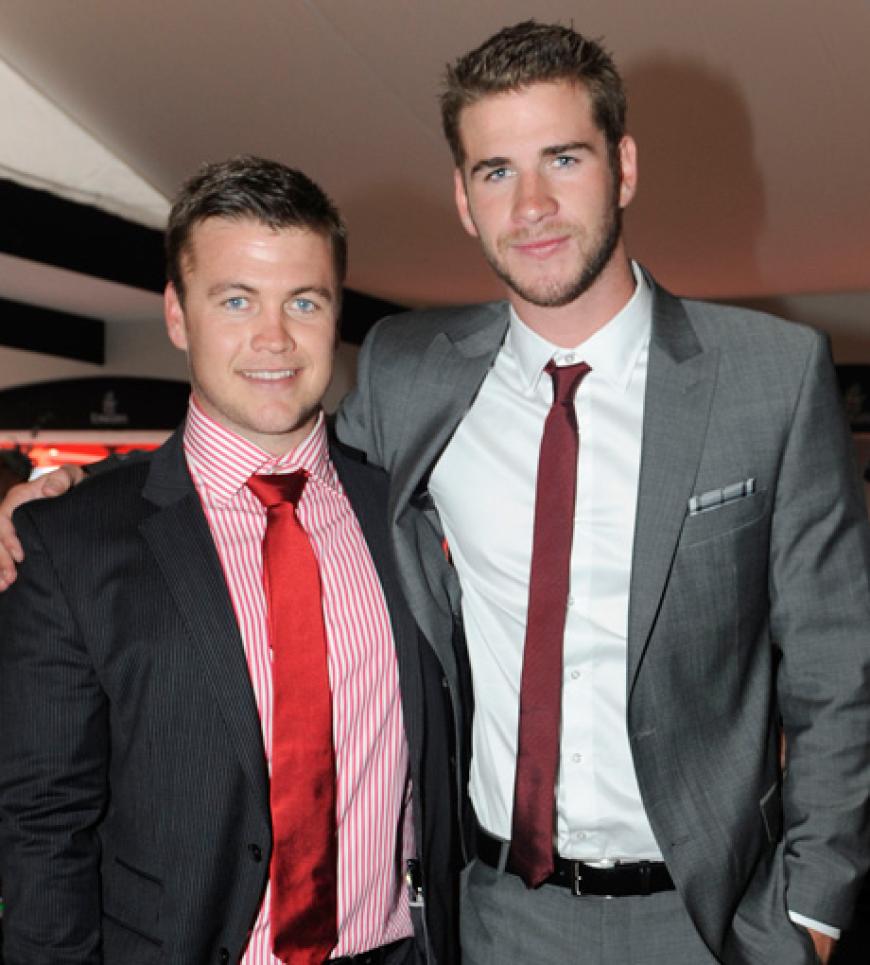 Die Hemsworths: Wie fies! Luke (hier mit Liam, re.) war schon im Geschäft, da spielten seine kleinen Brüder noch im Sandkasten. Er erlangte ein wenig Berühmtheit durch die australische Seifenoper