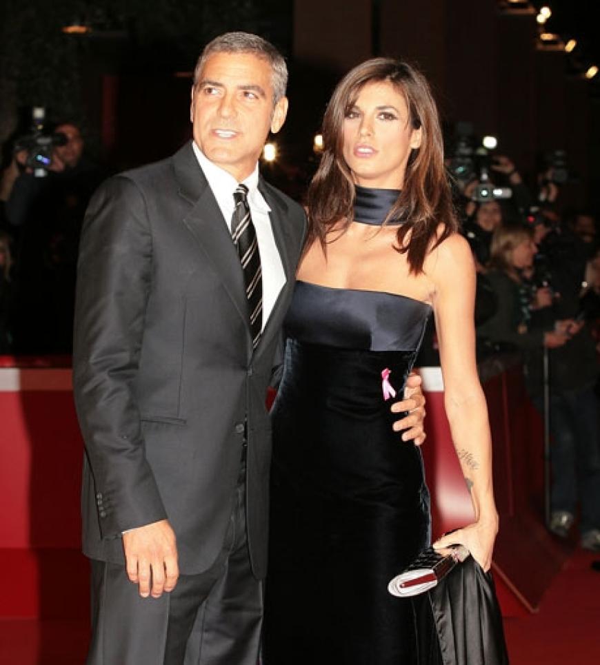 George Clooney hält seine hübsche Freundin Elisabetta Canalis fest im Arm