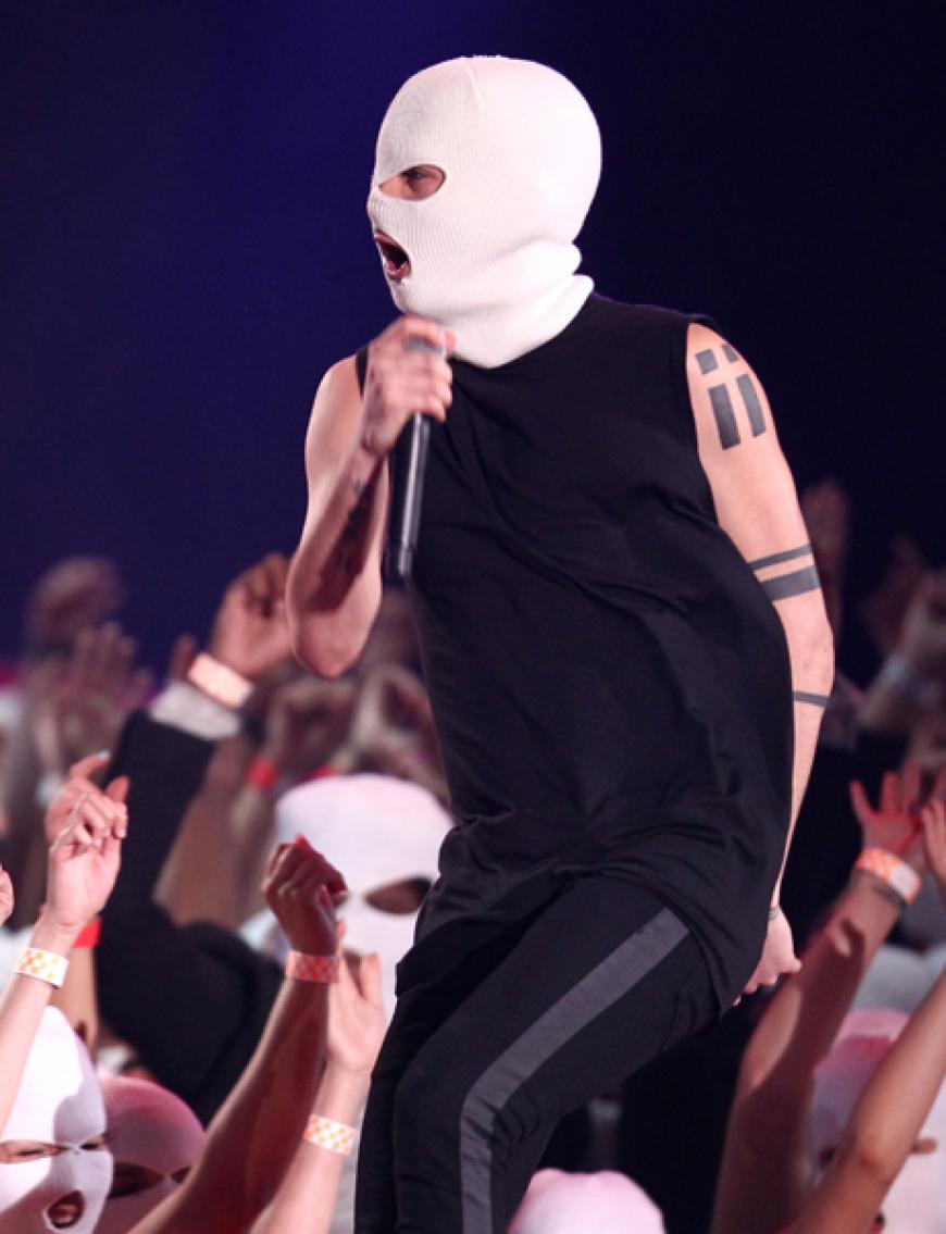 Das US-Äquivalent von Cro? Tyler Joseph von Twenty One Pilots performt mit Maske