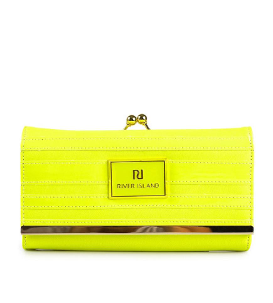Leuchtet sogar bei Nacht: Clutch von River Island über nelly.de, ca. 25 Euro