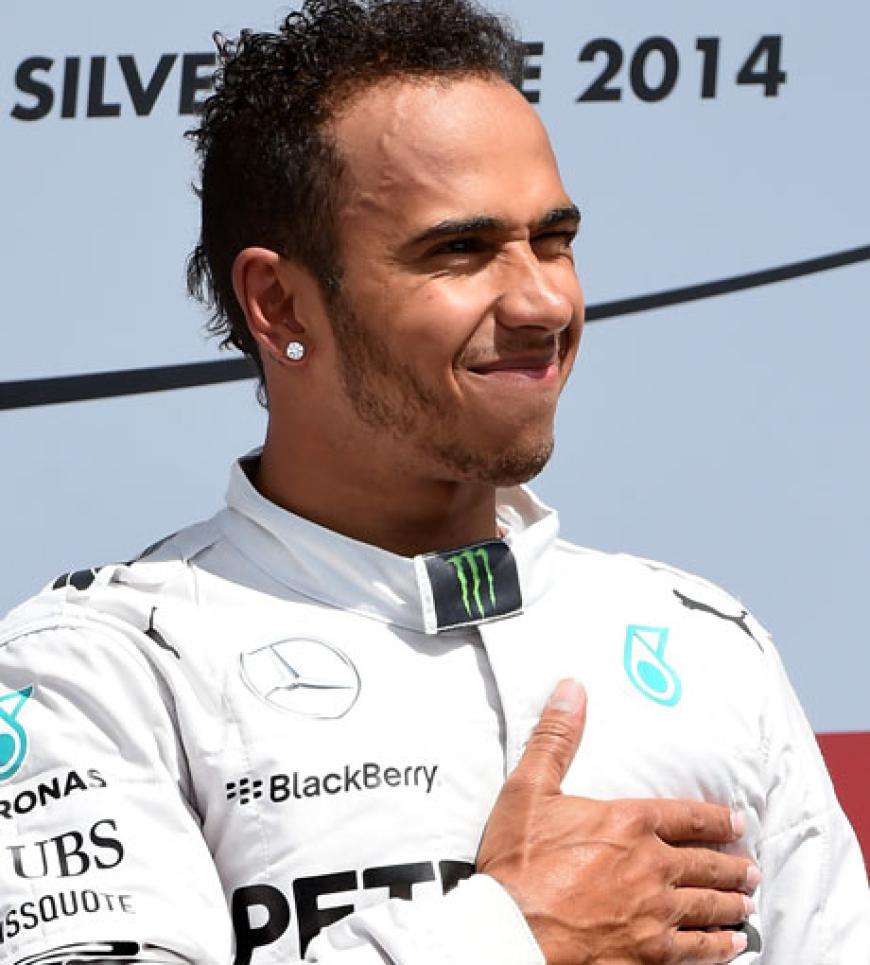 Es ist Formel-1-Star Lewis Hamilton!