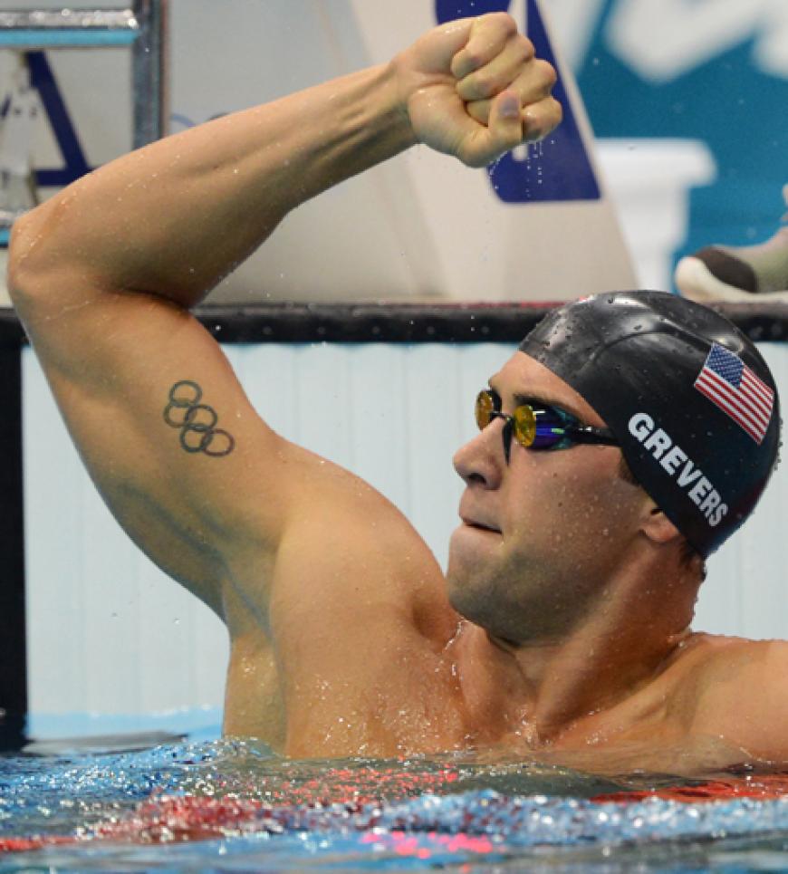 Der Amerikaner Matthew Grevers hat sich nicht umsonst die olympischen Ringe auf dem Oberarm verewigen lassen