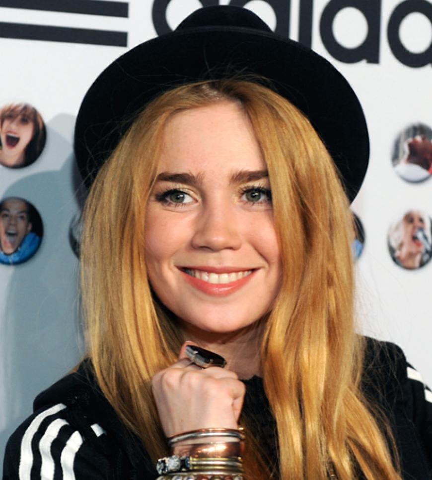 Moderatorin Palina Rojinski strahlt in die Kameras