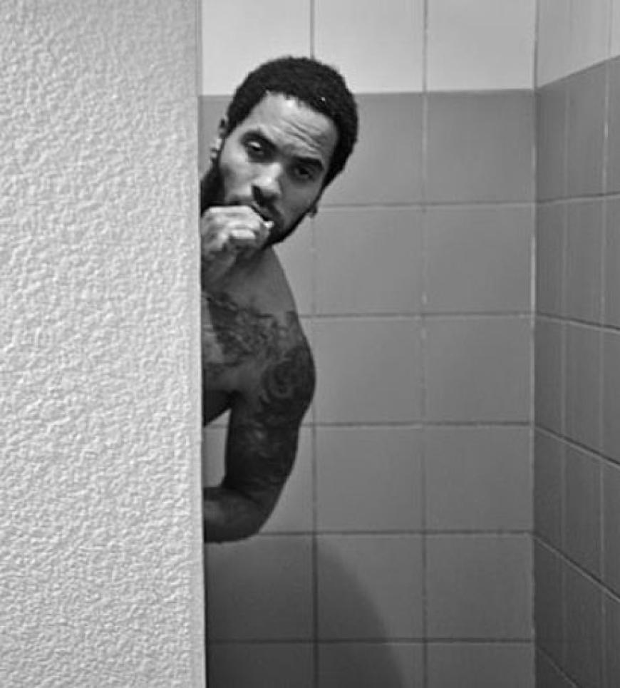 Während andere Stars wie Rihanna alles dafür tun, nicht mit Nacktbildern in die Öffentlichkeit zu kommen, stellt Lenny Kravitz seine hüllenlosen Fotos sogar selbst auf twitter.com online. Copyright: Twitpic, Twitter