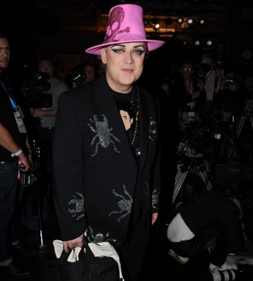 Paradiesvogel: Sänger Boy George sah sich die Show von Vivienne Westwood an. Auch er steht - wie die Designerin - auf schräge und bunte Auftritte