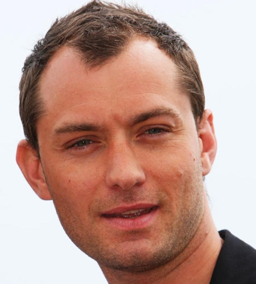 Jude Law war mit Schauspielerin Sadie Frost von 1997 bis 2003 verheiratet und hat 3 gemeinsame Kinder mit ihr. Auch mit Sienna Miller war er liiert. Aktuell ist der Brite aber Single