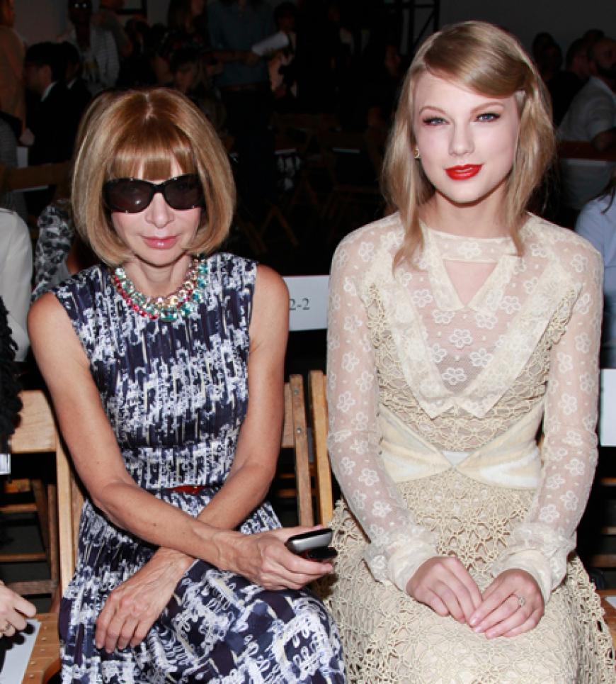 Wer sitzt denn da neben Anna Wintour? Es ist der Country-Star Taylor Swift