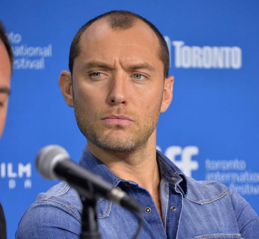 Jude Law gehen die Haare aus, aber den Journalisten nie die Fragen. Brav beantowrtete er Fragen zu