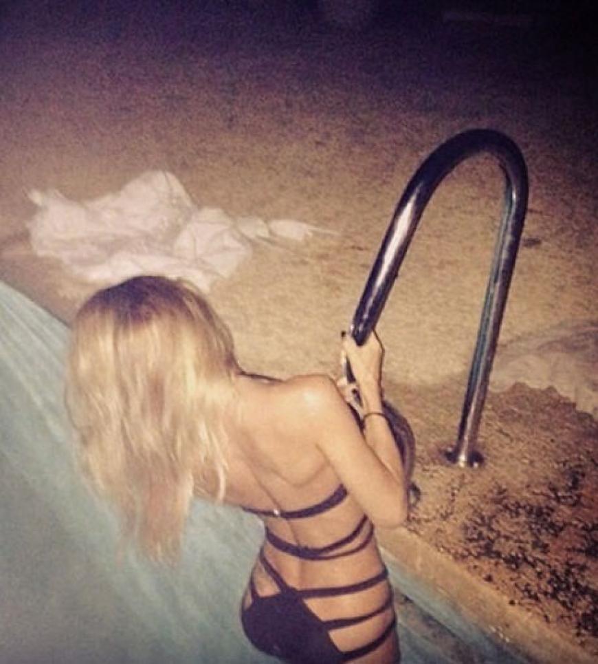 Ann-Kathrin Brömmel gönnt sich ein nächtliches Bad