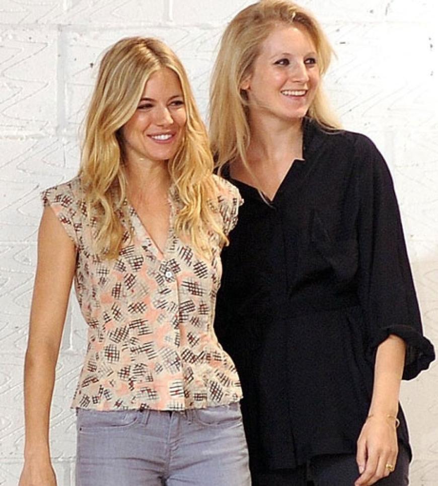 Sienna Miller und ihre Schwester Savannah Miller amüsierten sich. Sie präsentierten die Kollektion ihres eigenen Modelabels