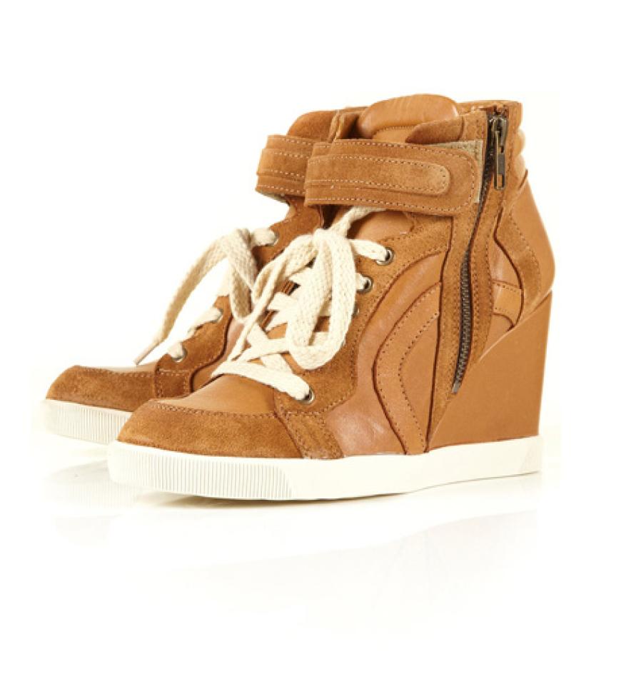 In hellbraun mit seitlichem Zipper über topshop.com,ca. 85 Euro