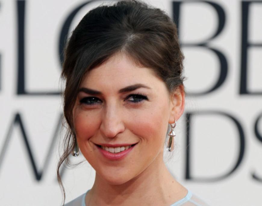 Und so wunderschön sieht sie auf dem roten Teppich der Golden Globe Awards aus. Wissenswertes: Mayim hat als Einzige aus der Serie wirklich einen Doktortitel, und zwar in Neurowissenschaften