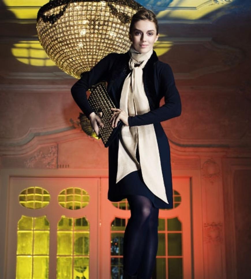 Kurze Bolerojacke mit Kunstfell´besatz, ca. 80 Euro, Tunika mit schwarzen Perlen am Ausschnitt, ca. 100 Euro, beides von Betty Barclay
- Limited Edition by OK!. Tuch von Schumacher. Nietentasche von Philipp Plein. Schuhe von Cos