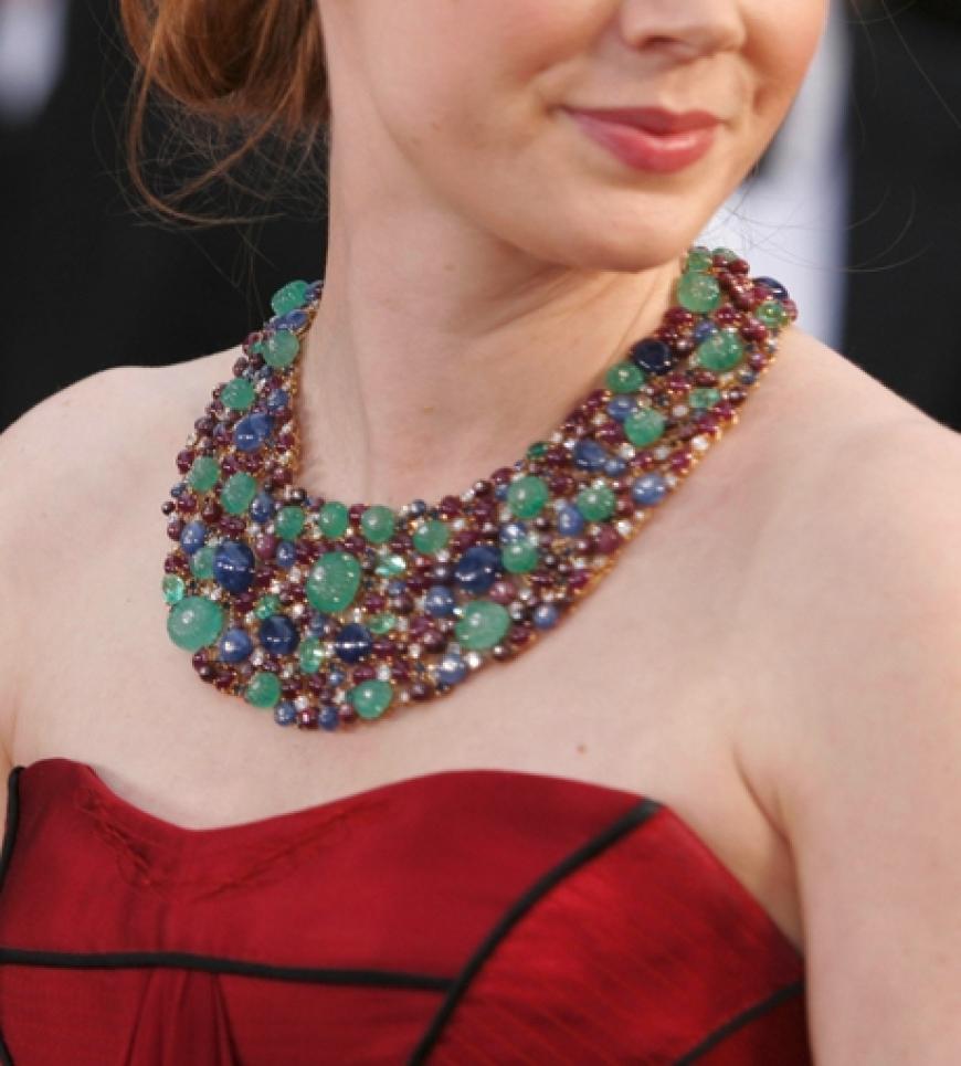 Schöner geht es nicht - das farbenprächtigen Collier aus Smaragden, Rubinen, Saphiren und Diamanten rundete das Outfit von Schauspielerin Amy Adams prachtvoll ab