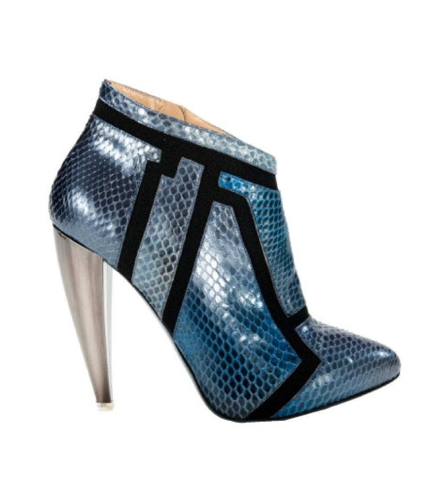Ob in Paris, Mailand oder New York, überall sah man in dieser Saison Models in futuristisch angehauchten High Heels und Rocker-Boots über den Laufsteg schreiten: High Heel aus Metallic-Leder von Francesca Mambrini, Preis auf Anfrage