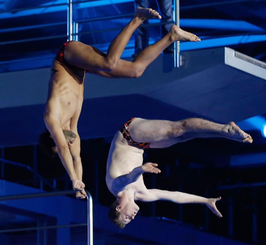Massimo Sinató (l.) sprang mit Profi Johannes Donay ins Wasser