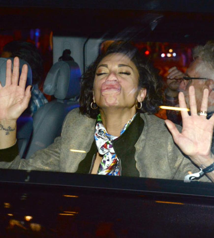 Ist das etwa Rihanna in München, die sternhagelvoll die Autoscheibe mit Chris Brown verwechselt?