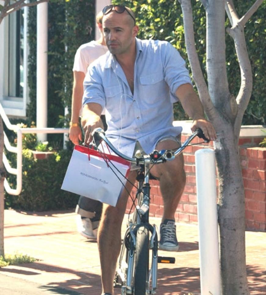 Gut für die Figur und für die Umwelt: Titanic-Star Billy Zane kurvt mit seinem Fahrrad durch Hollywood