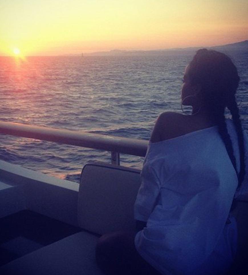 Da bekommen wir Fernweh: Rihanna beobachtet den Sonnenuntergang von einer Yacht aus