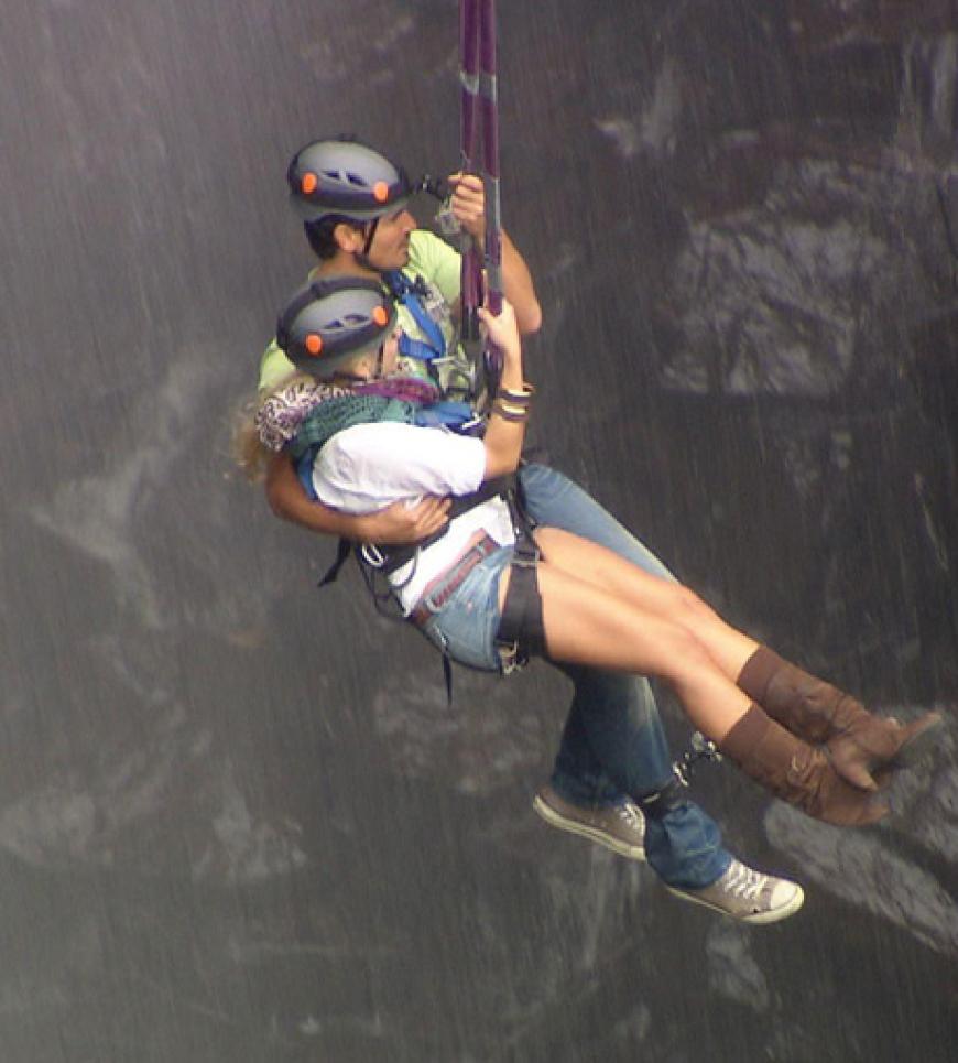 ... nämlich ein Bungee-Sprung!´ Obwohl Katie Panik vor der Riesenschaukel hat, wagt sie dann in den Armen des Bachelors doch den Sprung