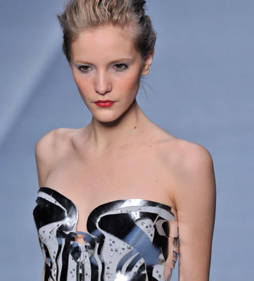 Ein Model präsentiert die neue Lagerfeld-Linie