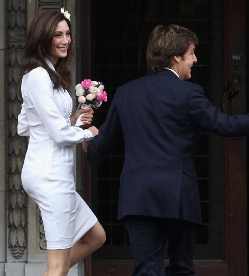 Winken auf dem Weg ins Standesamt: Nancy Shevell und Paul McCartney