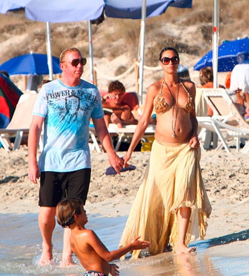 Bereits in ihrem gemeinsamen Liebes-Urlaub auf Formentera präsentierte Lilly ihren Babybauch der Öffentlichkeit