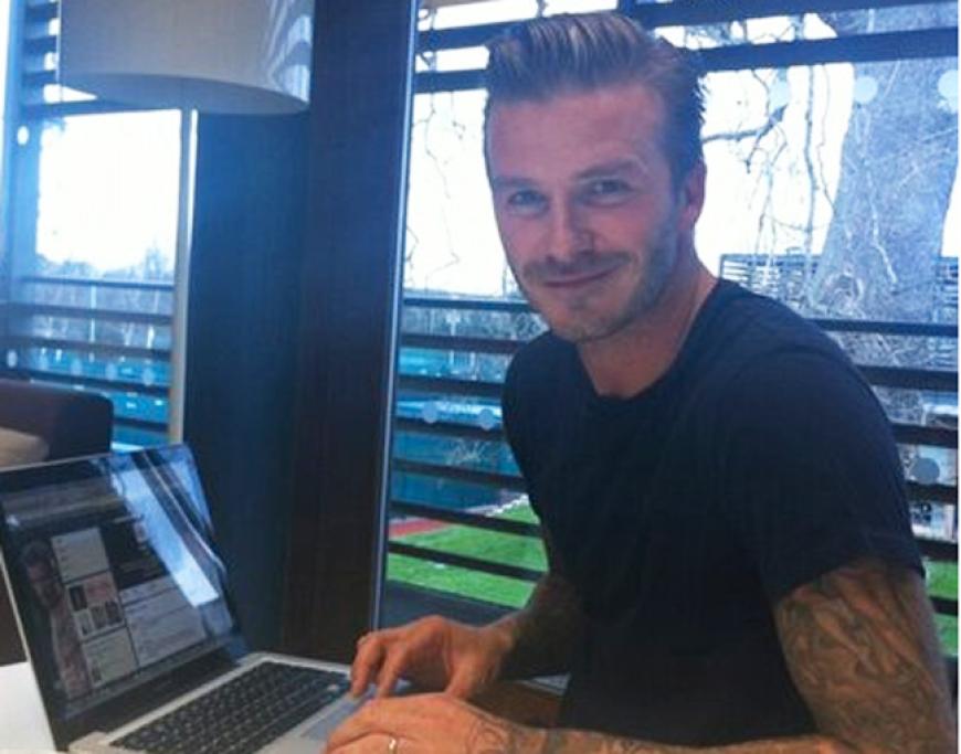 Ihr Ehemann David Beckham widmet sich auch seinen Fans und beantwortet fleißig Fragen zu seiner neuen Kampagne seiner Fans im H&M-Chat