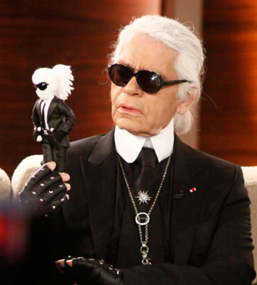 Und auch er absolvierte einen seiner seltenen Auftritte im Fernsehen: Zu Ehren von Thomas Gottschalk setzte sich Karl Lagerfeld zu ihm auf die Couch (mit seinem Mini-Me)