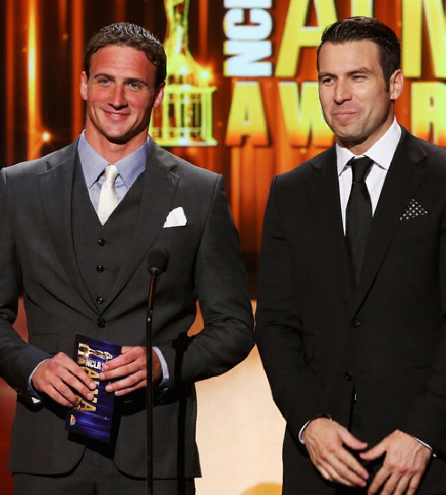 Olympia-Sieger und Schwimmer Ryan Lochte überreichte mit Kollege Conor Dwyer einen Award
