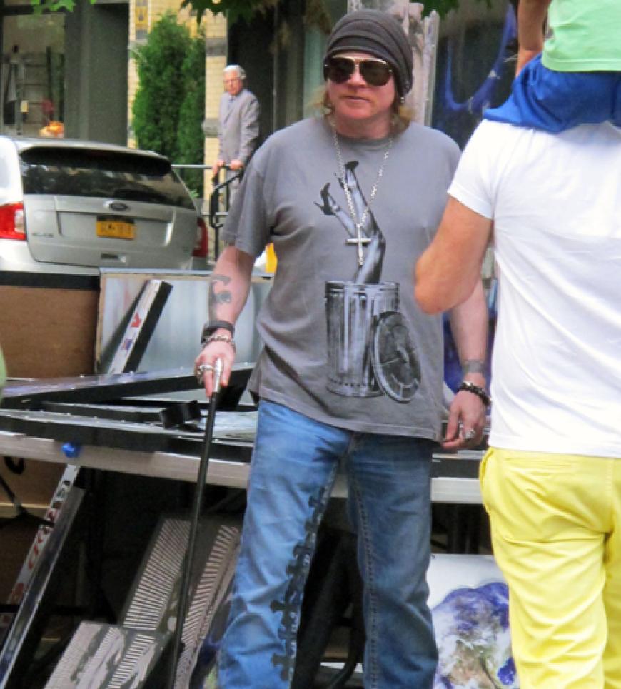 Kaum wieder zu erkennen: Guns N'Roses-Rocker Axl Rose am Wochenende in SoHo - an einem Krückstock