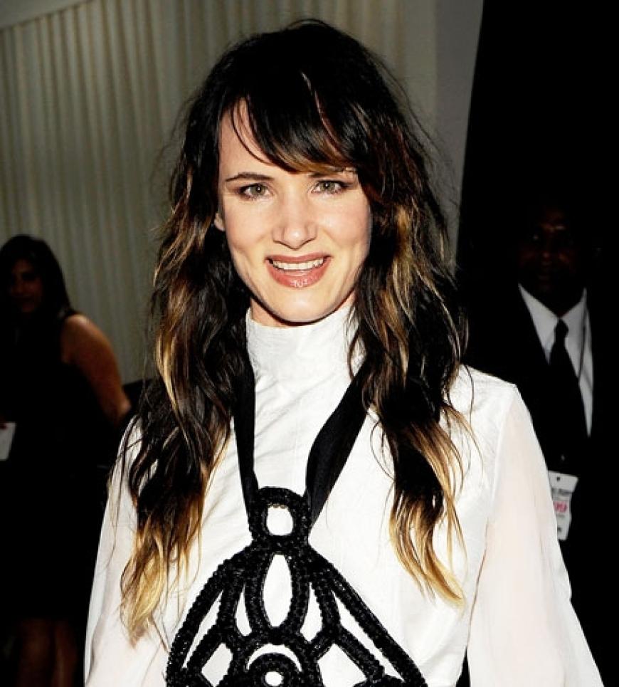 Juliette Lewis trägt den Pony seiltlich und setzte den Fokus auf mehr Volumen im Haar