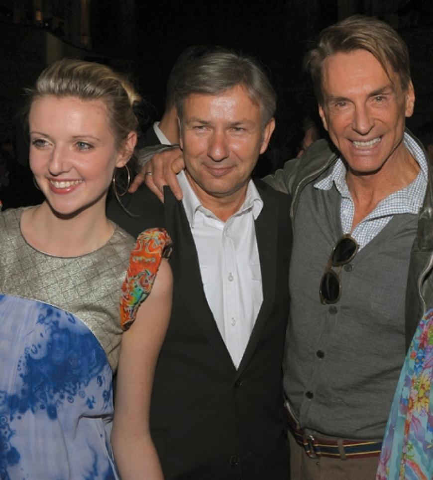 Modedesigner Wolfgang Joop, Berlins Regierender Bürgermeister Klaus Wowereit und Joops Begleiterin Model Natascha am Freitag bei der Mercedes-Benz Fashion Week in der Zionskirche in Berlin nach der Show des Modelabels