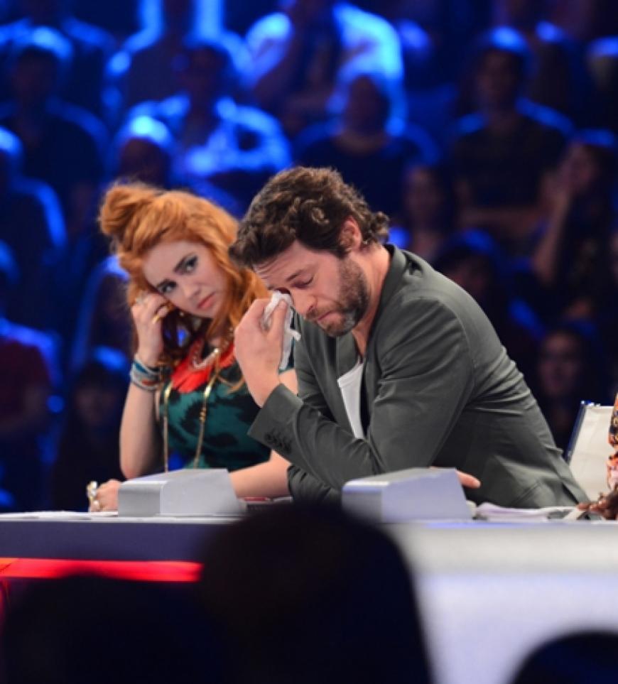 Nach seiner Performance kann Noran die Fassung nicht mehr halten und bricht in Tränen aus. Auch Howard muss bitterlich weinen