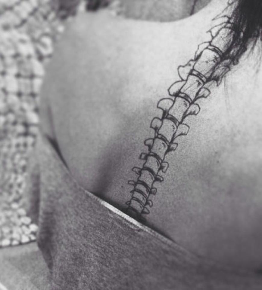 Krass! Kendall Jenner schockte ihre Familie mit diesem Wirbelsäulen-Tattoo. Aber Maskenbildnerin Nat Wood gab Entwarnung. Es handelt sich nur um ein Edding-Tattoo