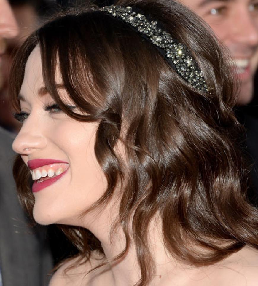 Hübsch! Kat Dennings mit funkelndem Haarschmuck
