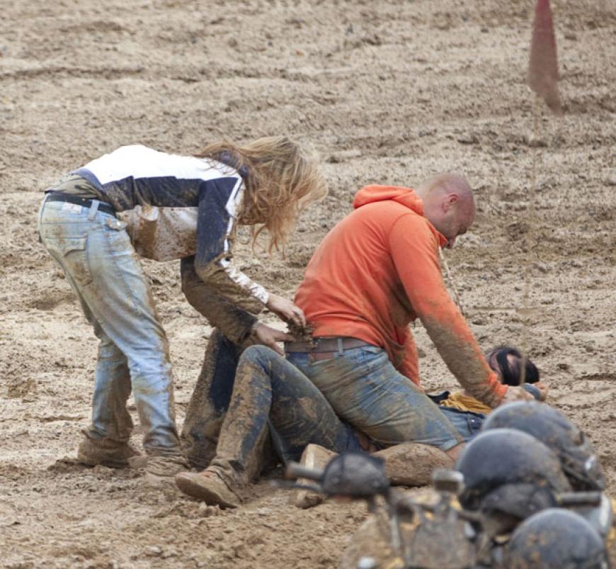 Christian ärgert Maggie (u.) und lässt sie im Schlamm der Quad Bike Strecke liegen. Daniela (l.) eilt ihr zu Hilfe