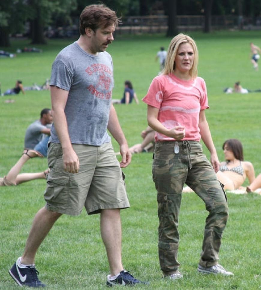 Drew Barrymore bereitet sich auf eine Szene vor. Die 34-Jährige wird mit ihrem Ex-Lover Justin Long ein lustiges Football-Spiel nachstellen