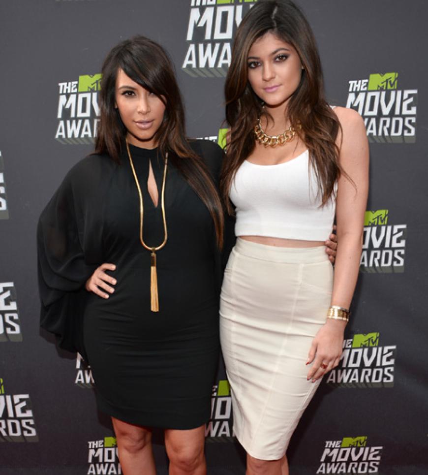 Black and White: Kylie Jenner mit ihrer großen Schwester Kim Kardashian