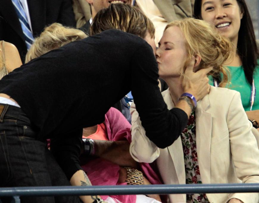Und dann gabs für Ehemann Keith Urban auch noch einen kleinen Knutscher. So kennt man die sonst so kühl wirkende Nicole Kidman gar nicht